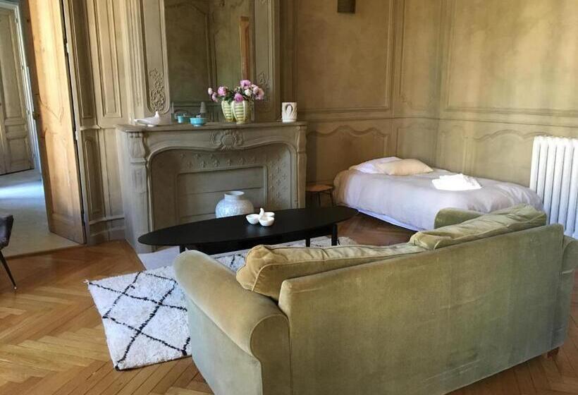 پانسیون Une Nuit Au Château