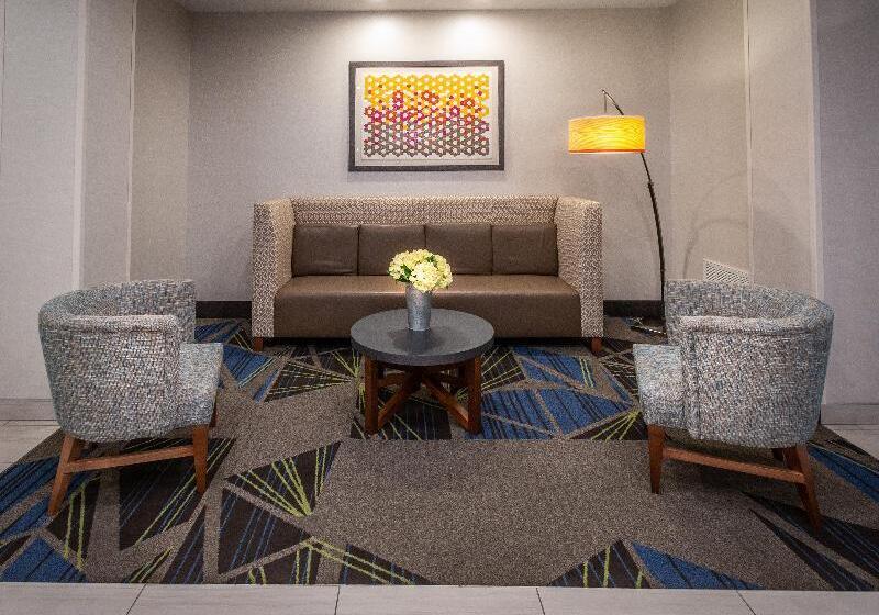 Hotel Holiday Inn Express  And Suites Tupelo