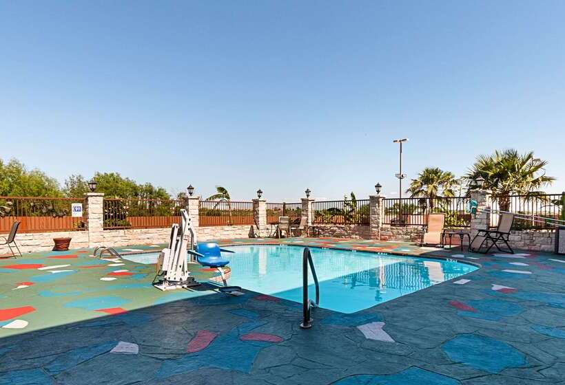 هتل Quality Inn & Suites