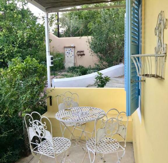 پانسیون Shades Of Provence