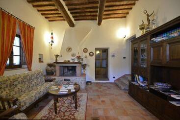 هتل Agriturismo Tre Madonne