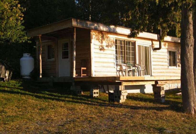 리조트 Mowat Landing Cottages