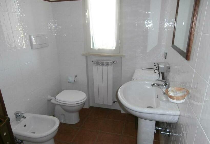 فندق Agriturismo Poggio Sassineri