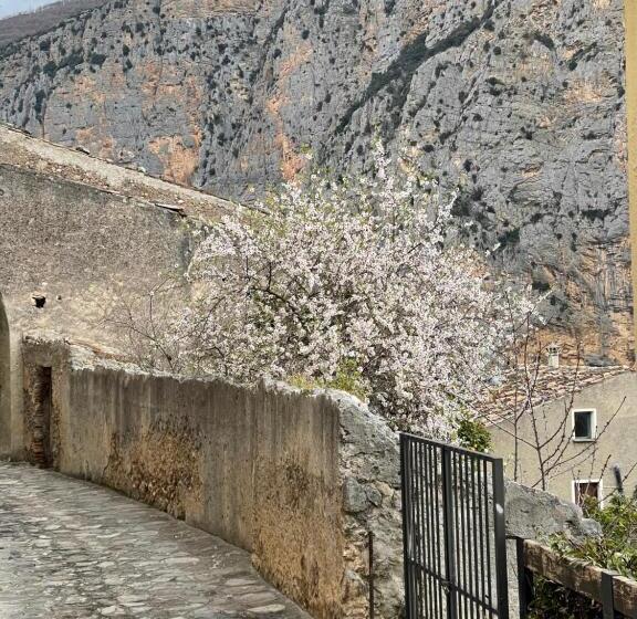 تختخواب و صبحانه La Magara