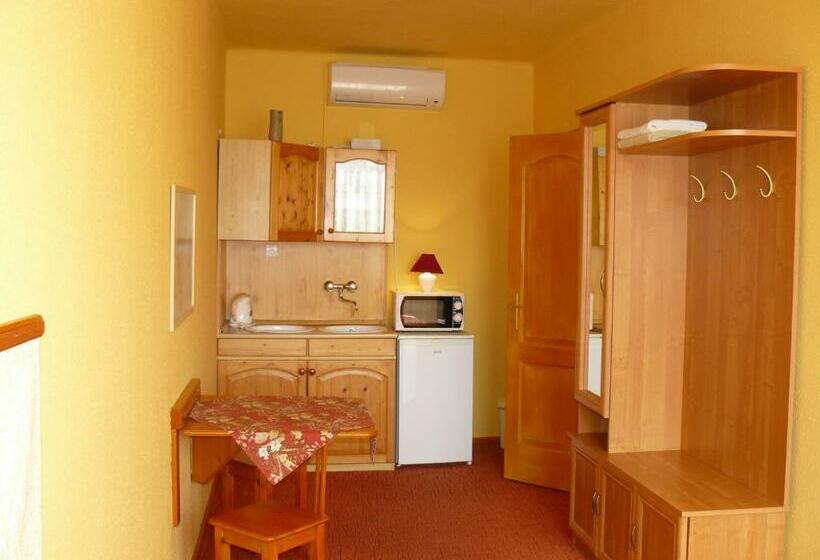 פנסיון Angéla Vendegház