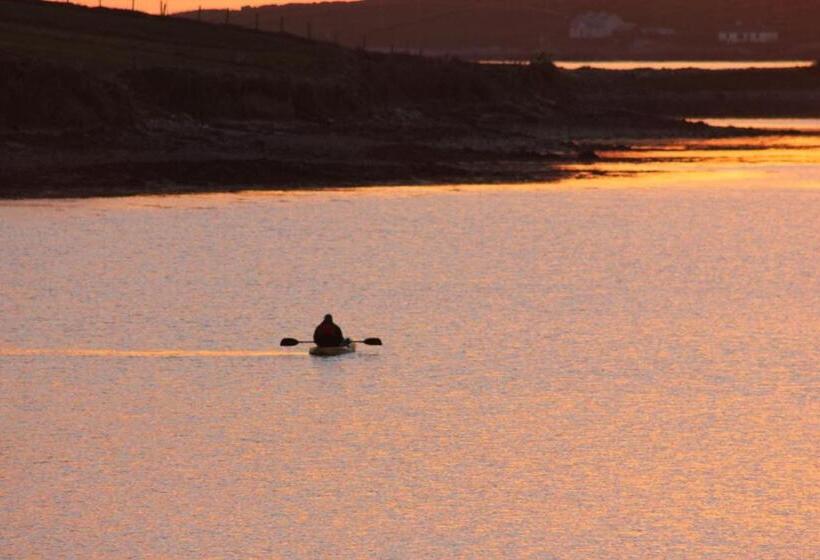 تختخواب و صبحانه Clifden Bay Lodge