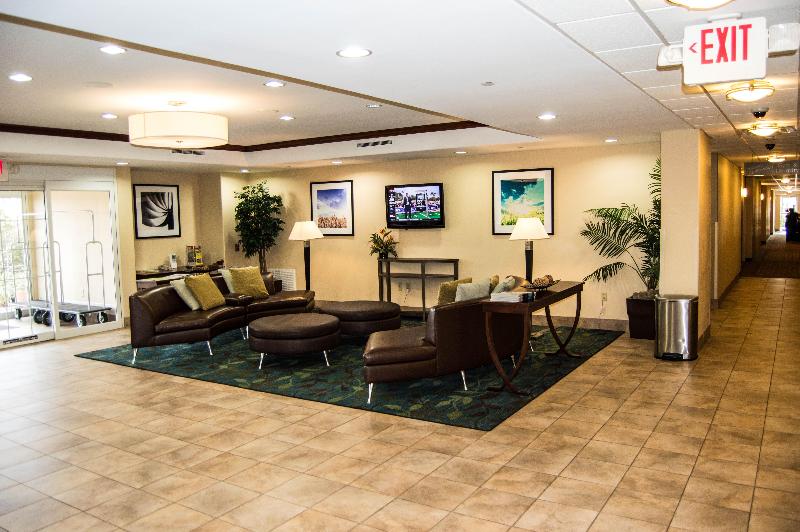 هتل Candlewood Victoria, An Ihg