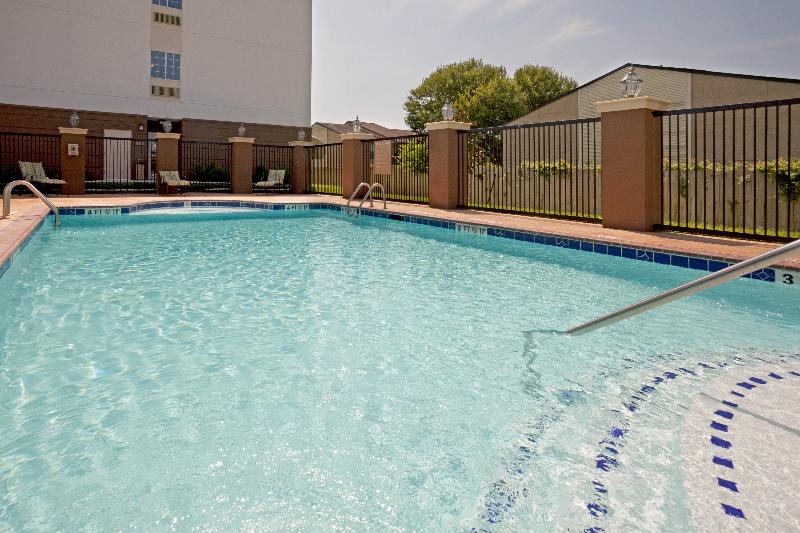 هتل Candlewood Victoria, An Ihg