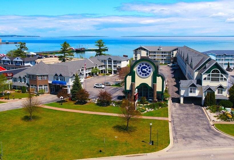 Hotel Clarion  Beachfront Mackinaw City