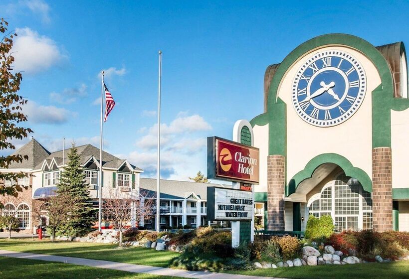 Hotel Clarion  Beachfront Mackinaw City