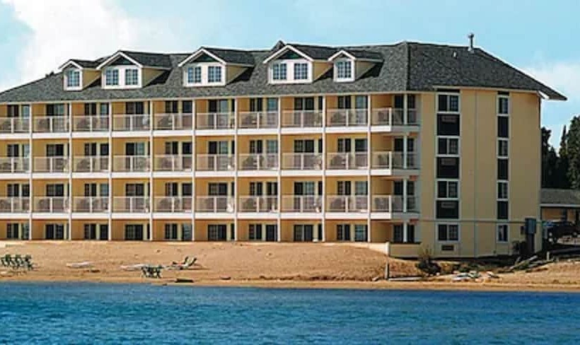 Hotel Clarion  Beachfront Mackinaw City