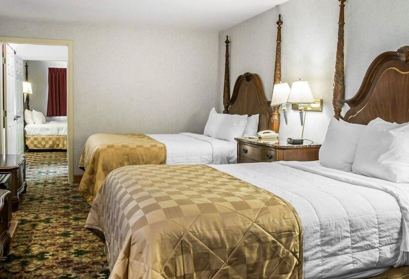 Hotel Clarion  Beachfront Mackinaw City