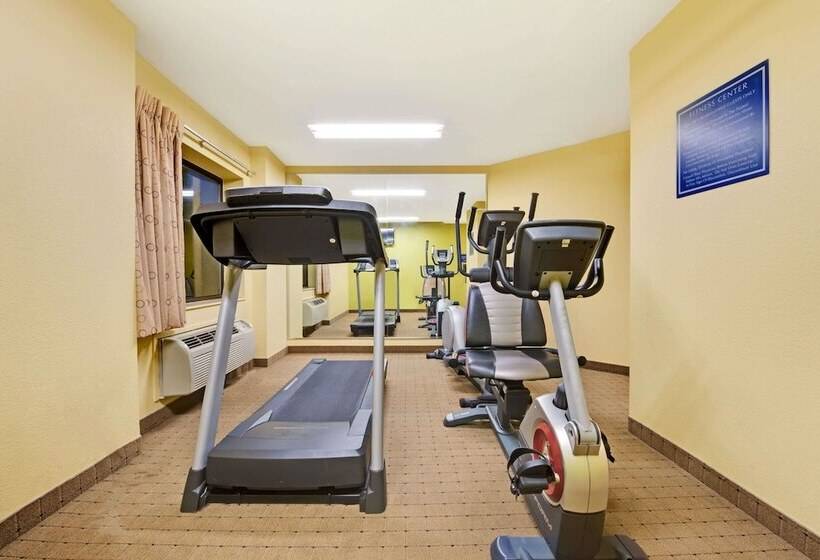 Отель Days Inn & Suites By Wyndham Desoto