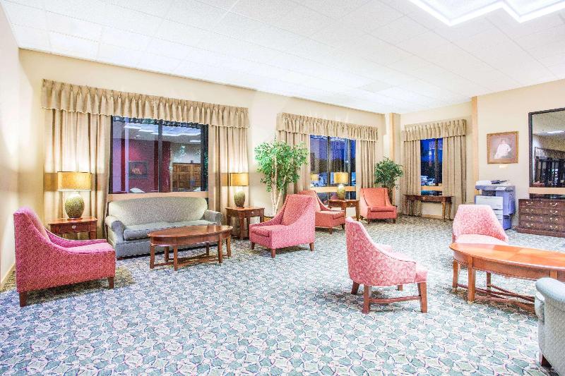 ホテル Days Inn & Suites By Wyndham Sutton Flatwoods