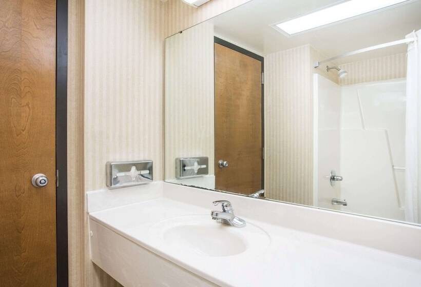 호텔 Days Inn & Suites By Wyndham Sutton Flatwoods