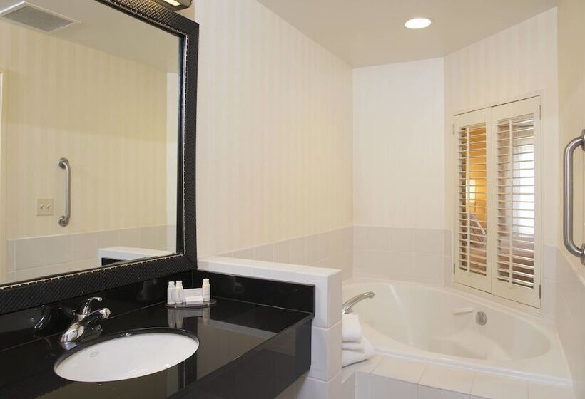 هتل Fairfield Inn & Suites By Marriott Omaha Downtown
