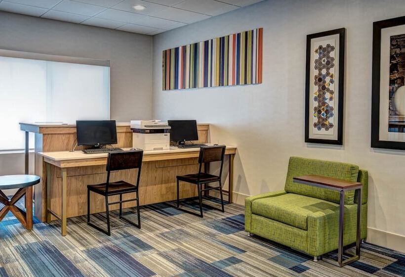 هتل Holiday Inn Express Woodbridge, An Ihg