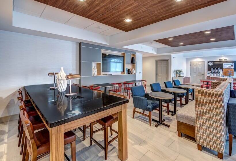 هتل Holiday Inn Express Woodbridge, An Ihg