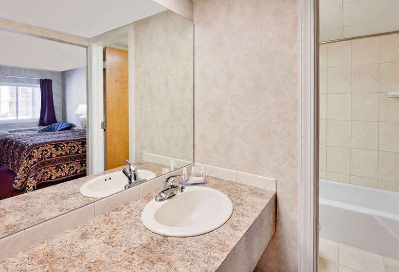 هتل Knights Inn Traverse City