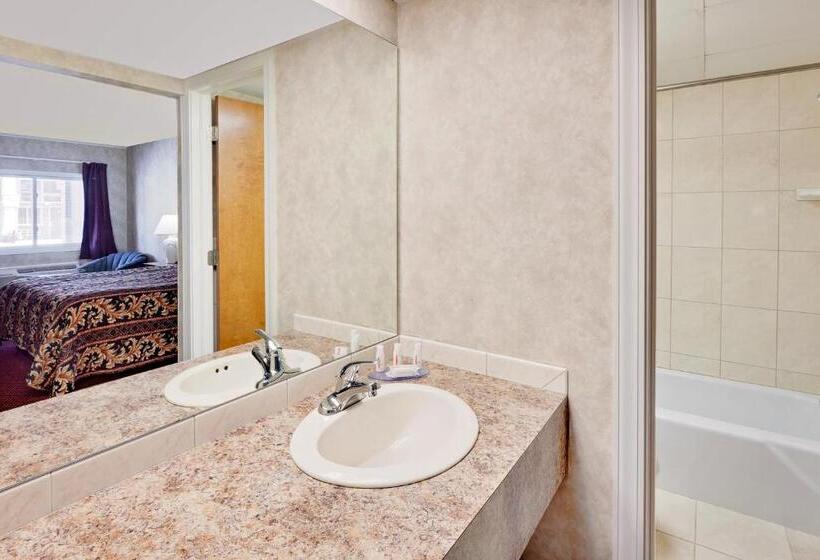 هتل Knights Inn Traverse City