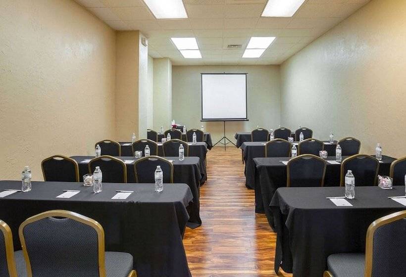 בית מלון כפרי Magnuson Grand Desoto