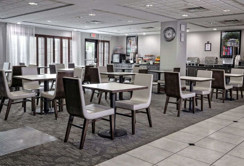 هتل Wingate By Wyndham Savannah Pooler