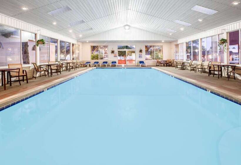 مُتل Super 8 Beachfront By Wyndham Mackinaw City, Mi
