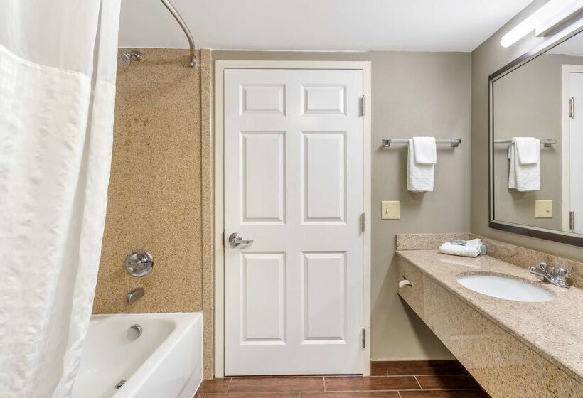 هتل Best Western Airport Inn & Suites