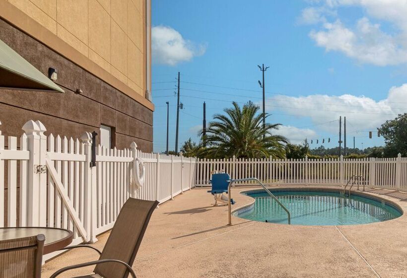 هتل Best Western Plus Brunswick Inn & Suites