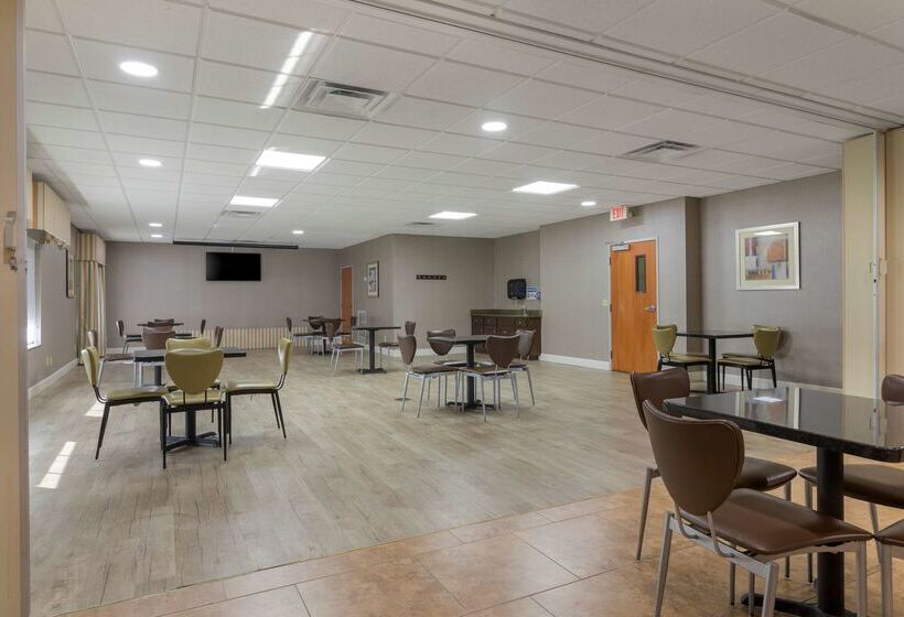 هتل Best Western Plus Brunswick Inn & Suites