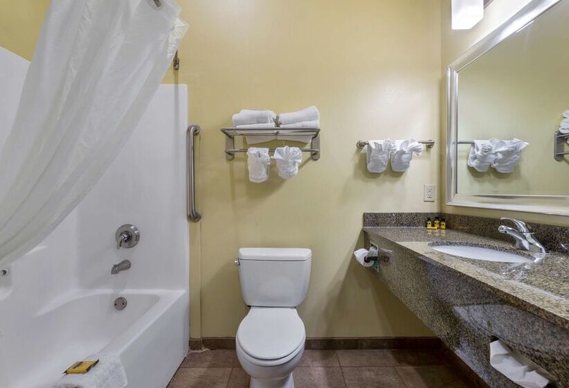 هتل Best Western Plus Brunswick Inn & Suites
