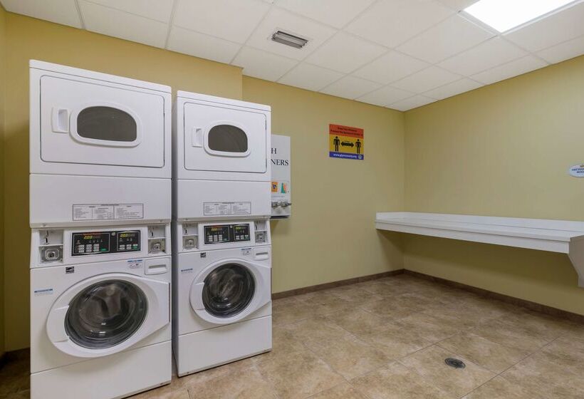 هتل Best Western Plus Brunswick Inn & Suites