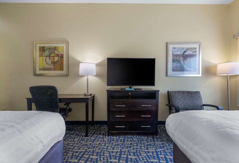 هتل Best Western Plus Brunswick Inn & Suites