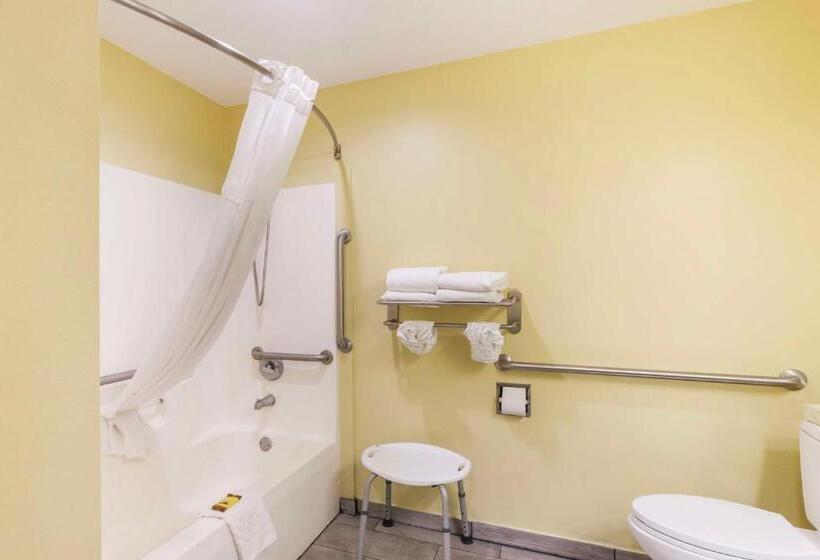 هتل Best Western Plus Brunswick Inn & Suites