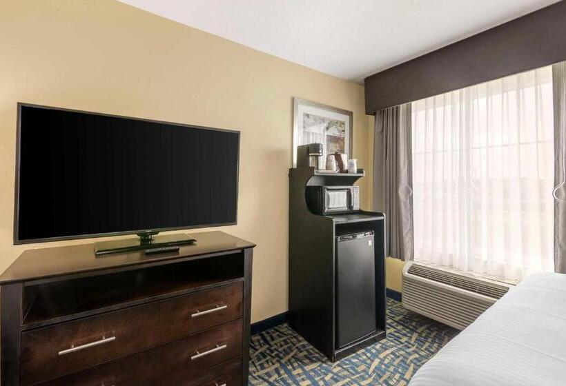 هتل Best Western Plus Brunswick Inn & Suites