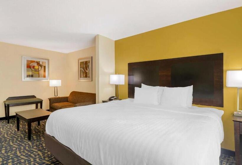 هتل Best Western Plus Brunswick Inn & Suites