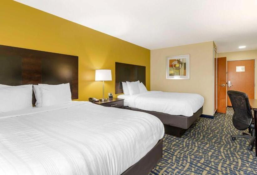 هتل Best Western Plus Brunswick Inn & Suites