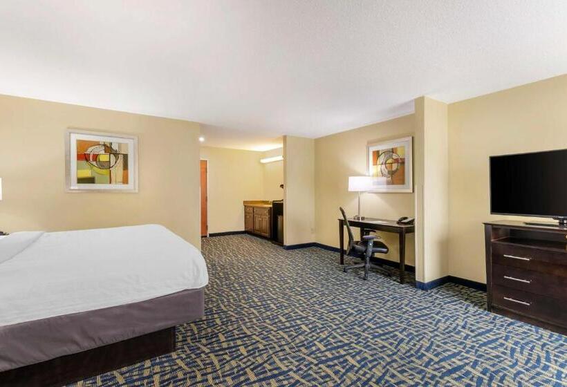هتل Best Western Plus Brunswick Inn & Suites