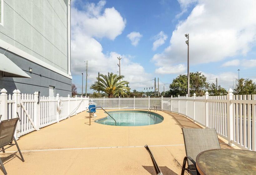 هتل Best Western Plus Brunswick Inn & Suites