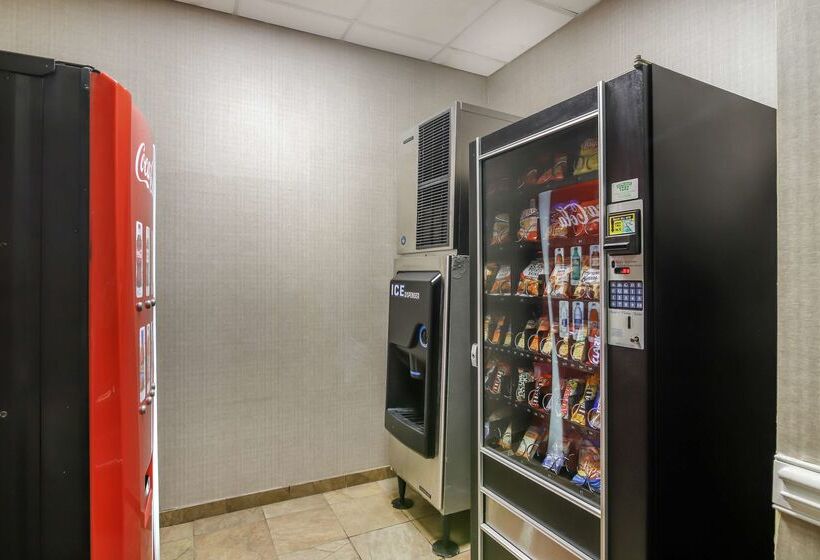 هتل Best Western Plus Brunswick Inn & Suites