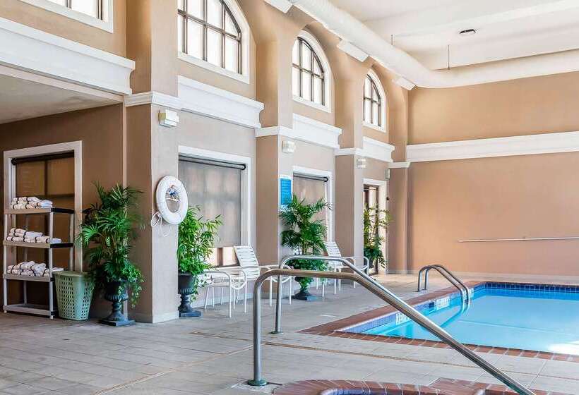 هتل Comfort Inn & Suites Airport American Way