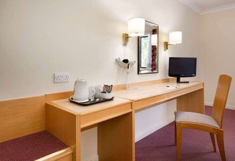 هتل Days Inn By Wyndham Southampton Rownhams