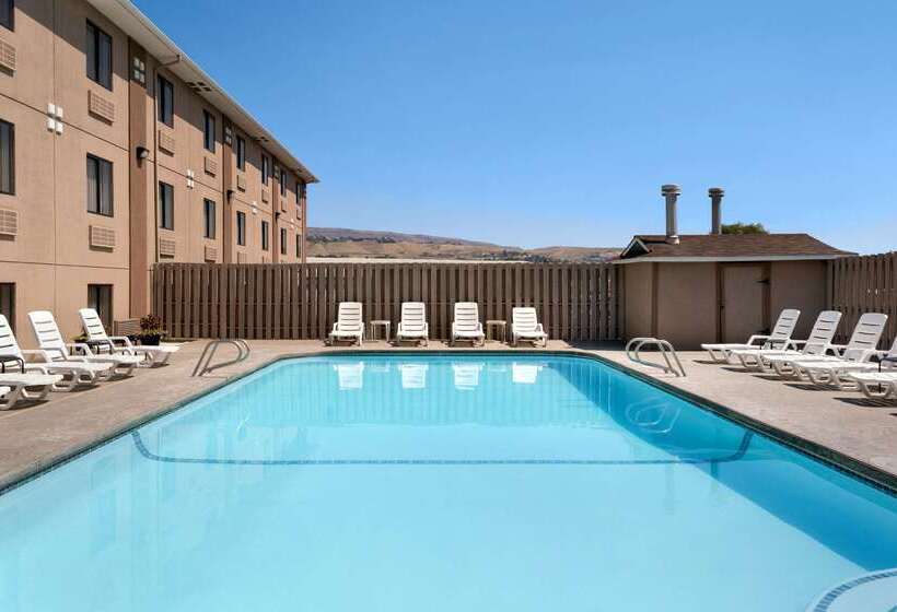 هتل Quality Inn Wenatchee Leavenworth