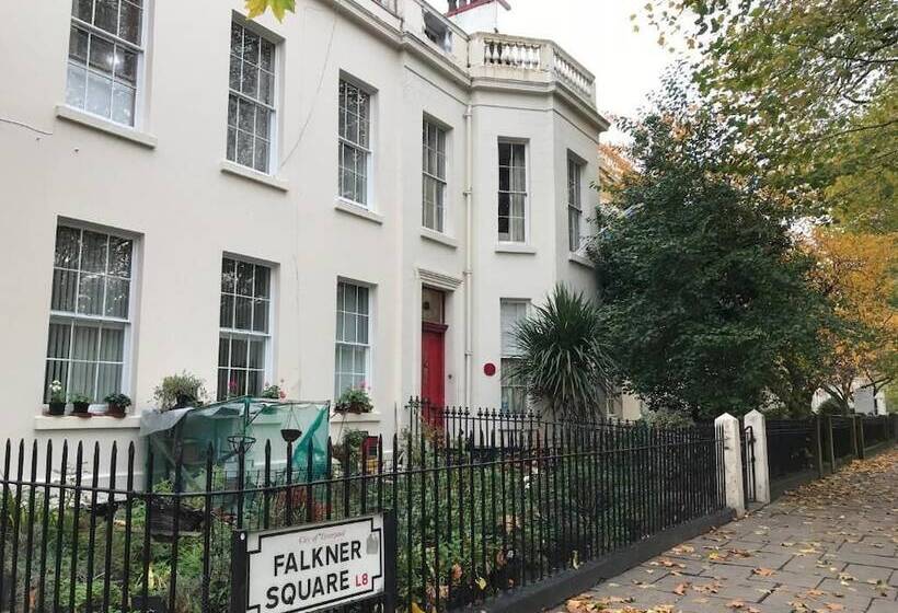 هاستل Embassie Backpackers