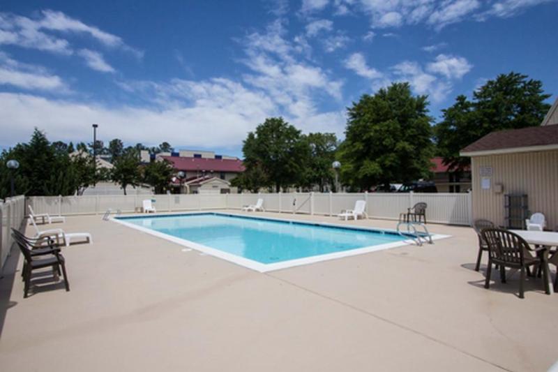 בית מלון כפרי Red Roof Inn & Suites Newport News