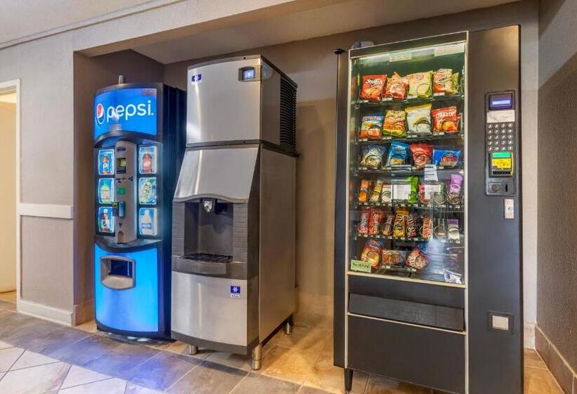 Отель Red Roof Inn & Suites Newport News