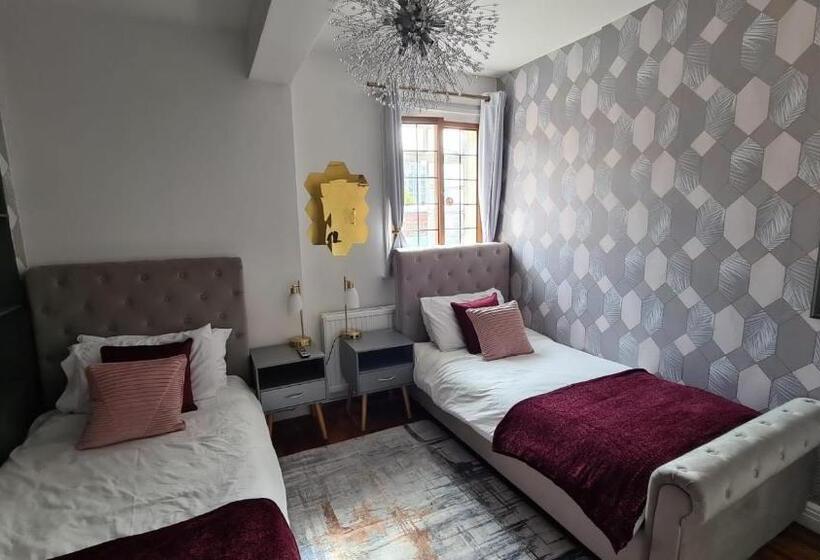 The Walrus Bar And Hostel