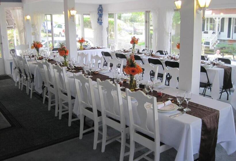 הוסטל The Olde Village Inn