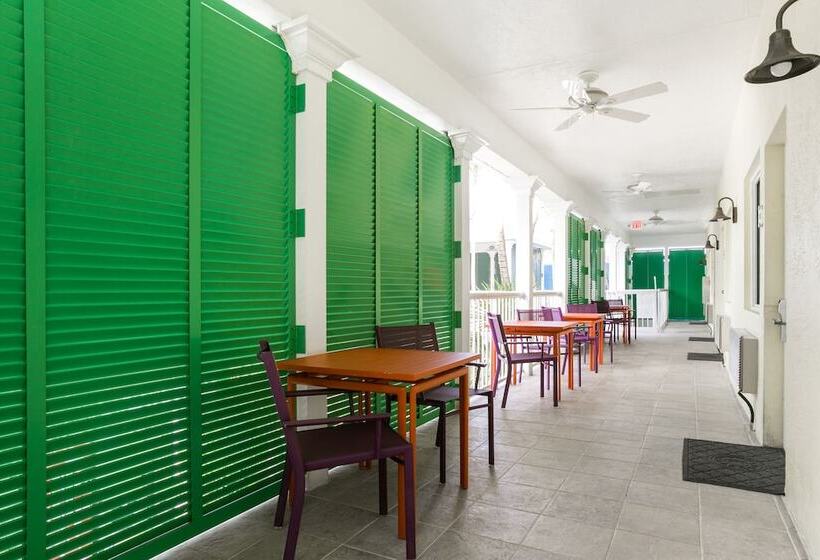 فندق Almond Tree Inn  Adults Only