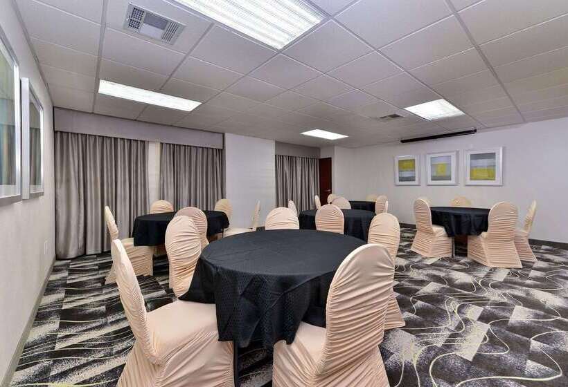 هتل Comfort Inn & Suites Frisco   Plano